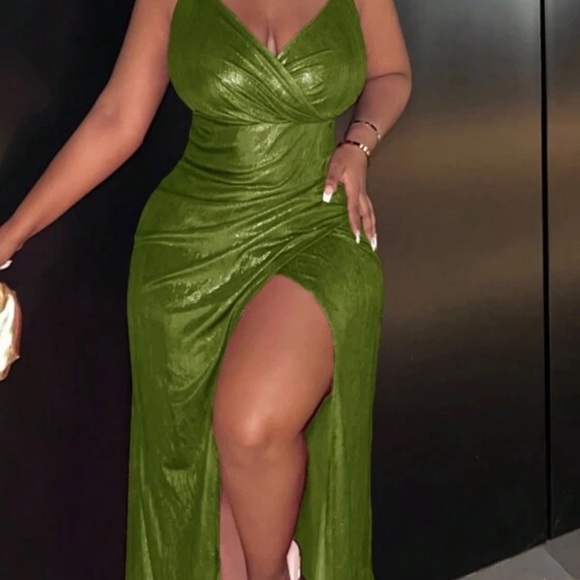 Pleated Spaghetti Strap Dress 💚 - Picture 3 of 4